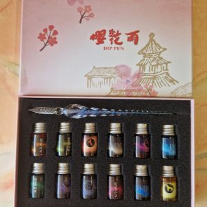 Lasikynä teräväpäinen vaal.sininen ja 12 x 7ml kimallemuste